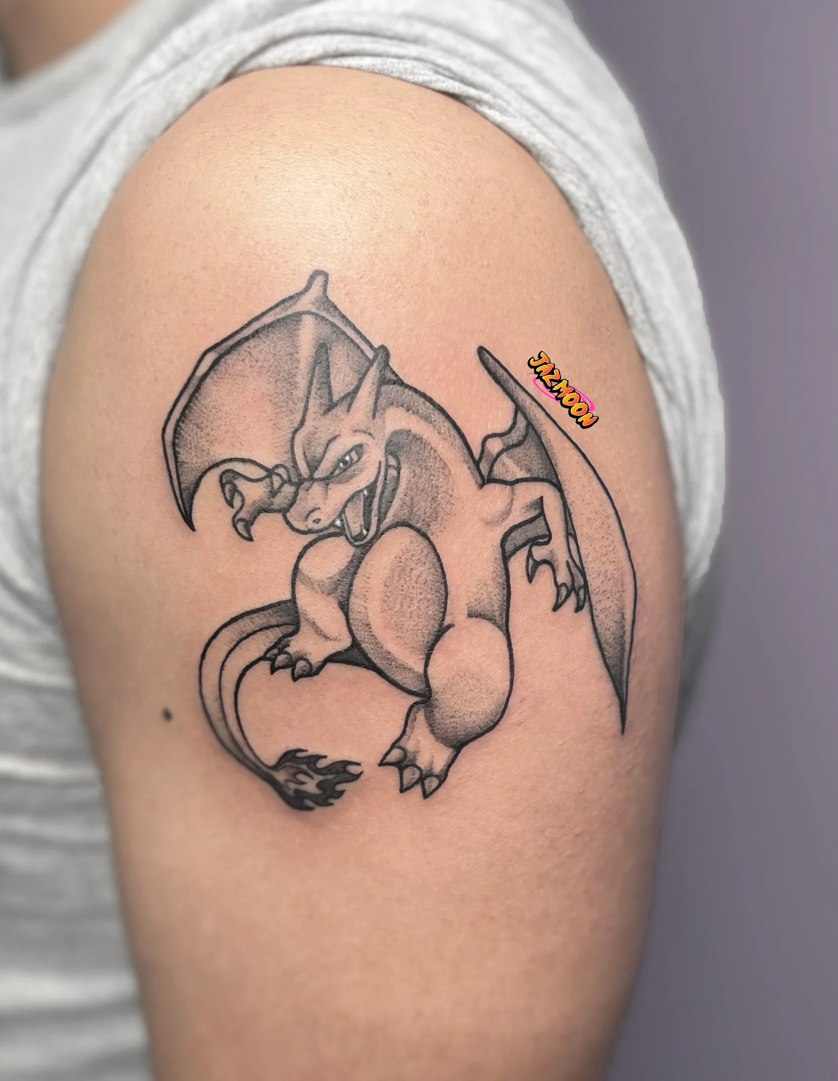 Tatouage Charizard noir et blanc